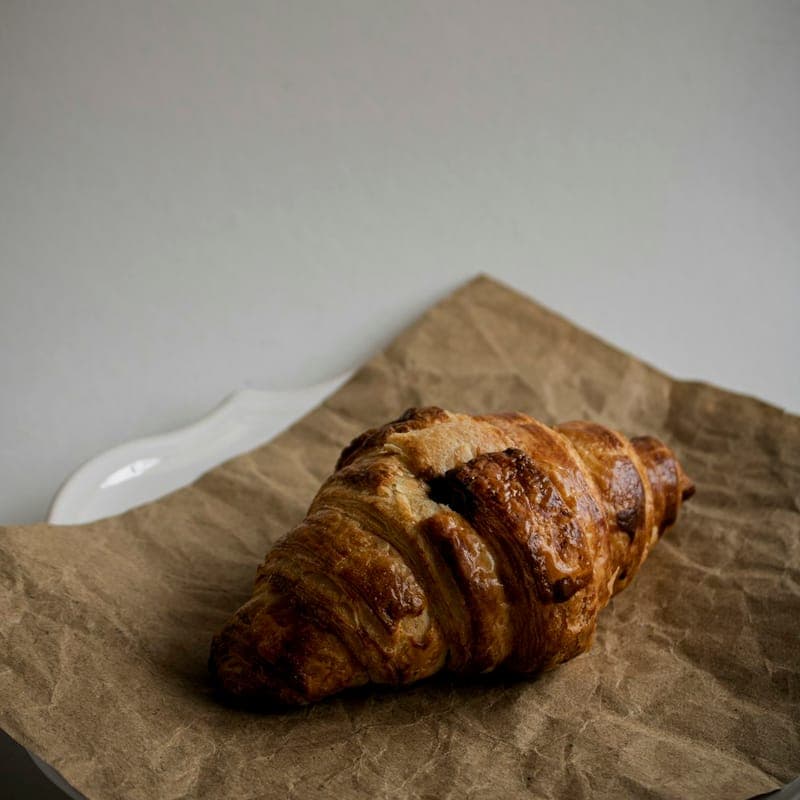 Croissant sobre papel kraft