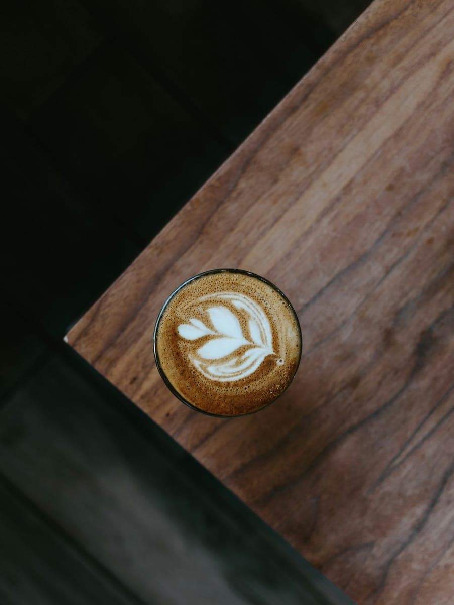 Latte sobre mesa de madera